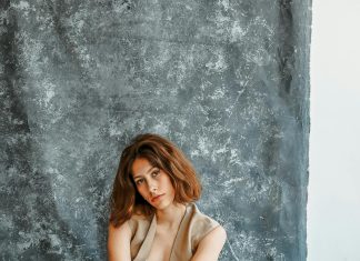 Moonstone Beyaz Keten Tasarım Oversize Kimono ve Oversize Desenli Saten Kipnoz Kırmızı Gömlek: Modern Şıklık ve Rahatlığın Buluştuğu Parçalar thekitsun4